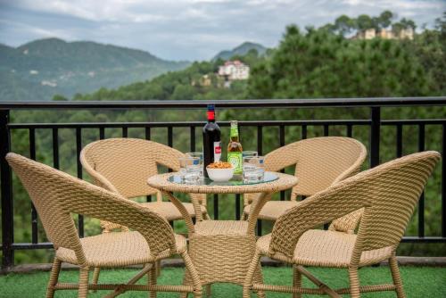 Kasauli Vibes I Serviced Apt I Open Air Lawn & Rooftop I Bonfire I By Exotic Stays