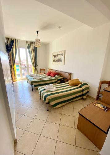 Camera tripla, balcone