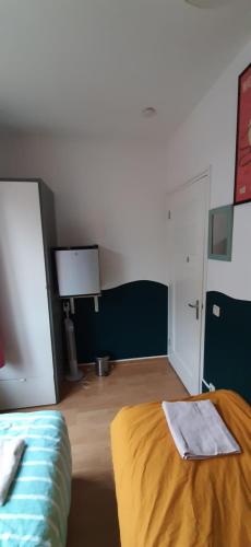 MICHELLE, not for parties, not a hotel, room with shared bathroom, no kitchen, Amsterdam (photo 10)