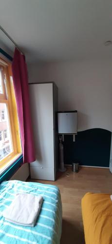 MICHELLE, not for parties, not a hotel, room with shared bathroom, no kitchen, Amsterdam (photo 9)