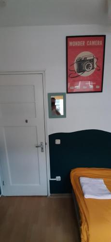 MICHELLE, not for parties, not a hotel, room with shared bathroom, no kitchen, Amsterdam (photo 3)