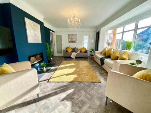 Beautiful Large 5 bedroom House - 5 Minute Walk to the Best Beach! - Great Location - Garden - Parki – khách sạn tại East Southbourne and Tuckton