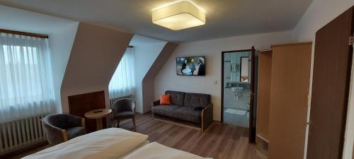 1 queen bed, 1 twin bed