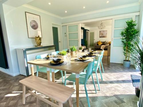 Beautiful Large 5 bedroom House - 5 Minute Walk to the Best Beach! - Great Location - Garden - Parki