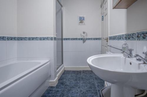 Arcadia - 1 Bedroom Apartment - Tenby - image 5