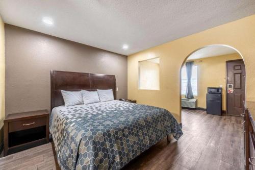 Econo Lodge Inn & Suites - image 5