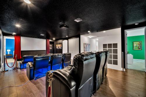 Family Resort - 15BR Mansion - Private Pool Hot Tub and BBQ! - image 5