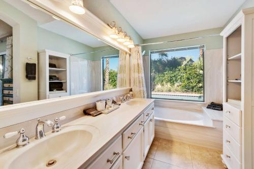 Charming Scottsdale Home with Pool Patio and Hot Tub! - image 10