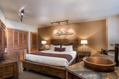 Stunning Zephyr Mountain Lodge Condo Overlooking The Village Plaza condo in Winter Park, USA