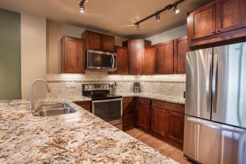 Stunning Zephyr Mountain Lodge Condo Overlooking The Village Plaza condo in Winter Park, USA