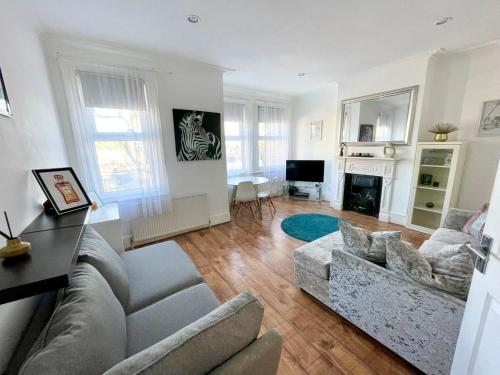 Large 3 Bedroom modern apartment close to central London 1