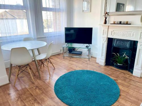Large 3 Bedroom modern apartment close to central London 4