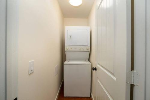 Cozy 2BD/2BA w King Bed