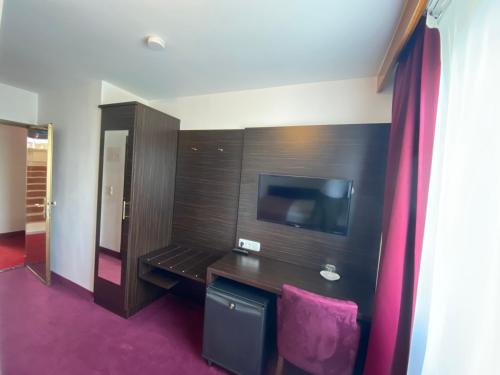 Hotel Montree - image 6