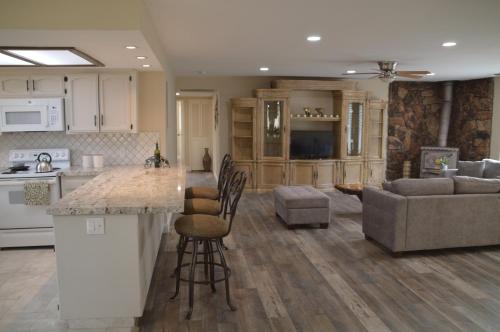 Kitchen, Beautiful 3 bedroom home located near Yosemite in Oakhurst