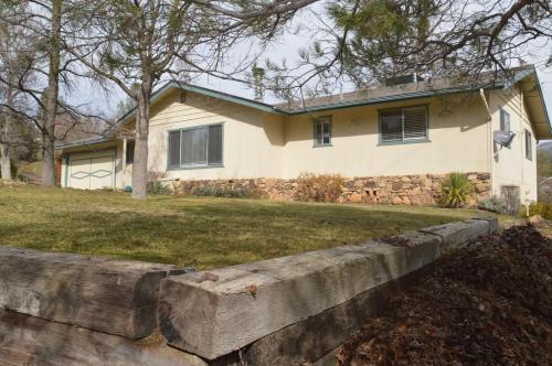 Exterior view, Beautiful 3 bedroom home located near Yosemite in Oakhurst