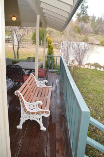 View, Beautiful 3 bedroom home located near Yosemite in Oakhurst