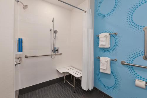 King Room with Roll-In Shower - Mobility Access