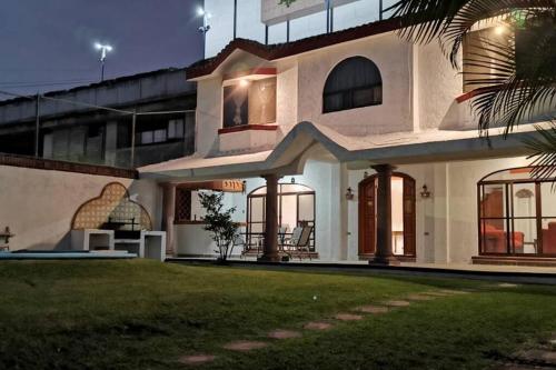 HERMOSA CASA EN CUERNAVACA: JARDÍN DEL LAGO in Cuernavaca, Mexico