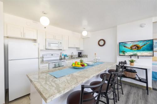 Waikiki Escapade Mountain Views Condo, Steps to Beach with Parking Perk