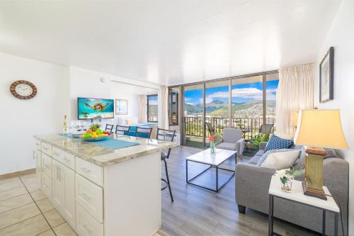 Waikiki Escapade Mountain Views Condo, Steps to Beach with Parking Perk