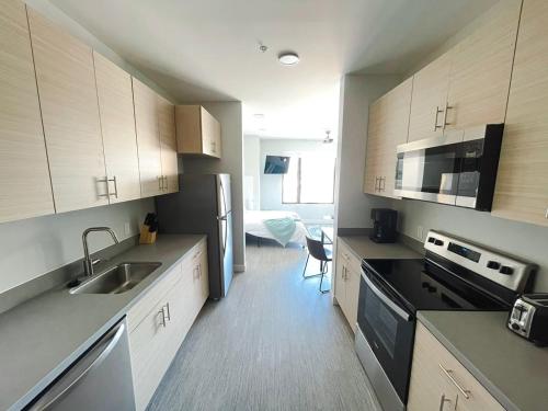 kuhinja, Sleepover Studio Apartments Des Moines in Drake Park