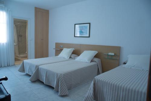 3 twin beds