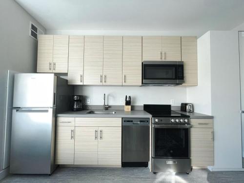 kuhinja, Sleepover Studio Apartments Des Moines in Drake Park