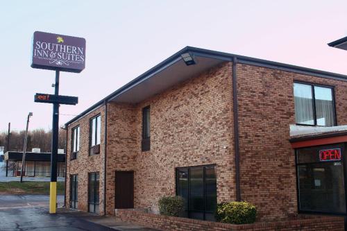 Econo Lodge Inn & Suites - image 10