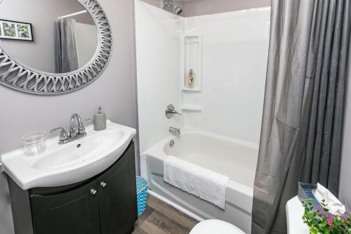 Newly Renovated Modern 1BR with King Bed, near Byward Market!