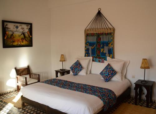 1 queen bed, 2 twin beds