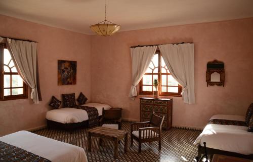 1 queen bed, 2 twin beds