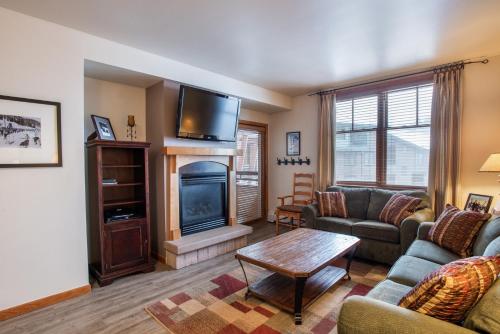 Terrific Zephyr Mountain Lodge Condo With Beautiful Views of the Continental Divide near Mountain condo in Winter Park, USA