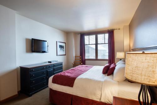 Terrific Zephyr Mountain Lodge Condo With Beautiful Views of the Continental Divide near Mountain co in Winter Park (CO)