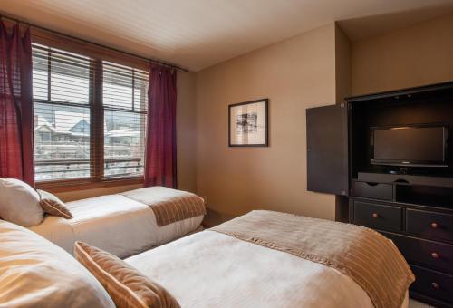 Large Zephyr Mountain Lodge condo with fireplace and Village Views condo thumb 2