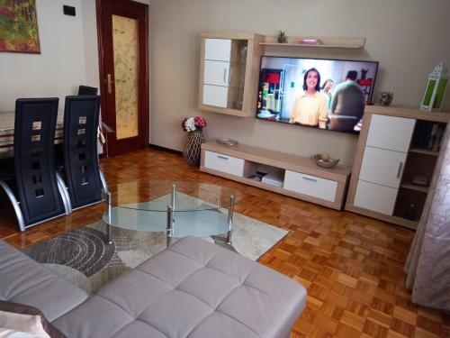  Apartamento Araceli próximo a clínica Oftalmológica Fdez Vega, Pension in Oviedo bei Rañeces