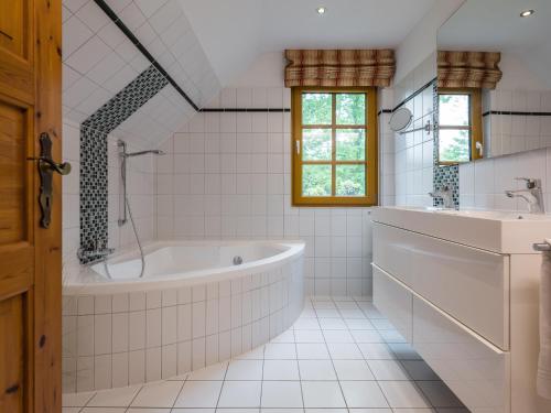 2 bedrooms, 4 beds