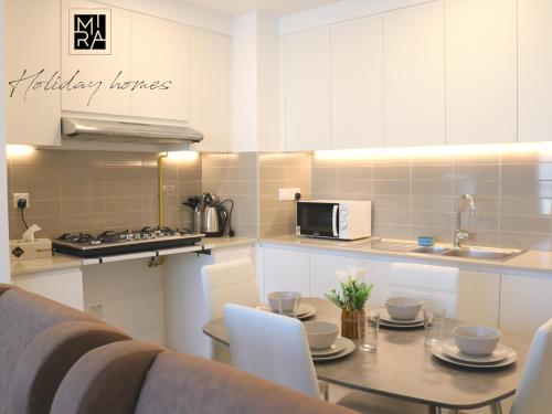 Mira Holiday Homes - Fully furnished 2 bed in Town Square with parking