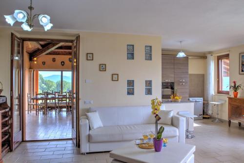 Villa San Lorenzo - Hilltop Villa With Private Pool, Jacuzzi & AirCO