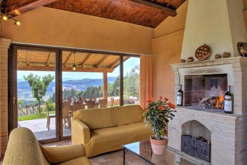 Villa San Lorenzo - Hilltop Villa With Private Pool, Jacuzzi & AirCO