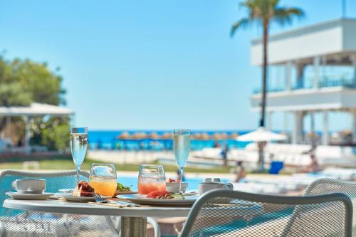 So White Club Resort - image 3