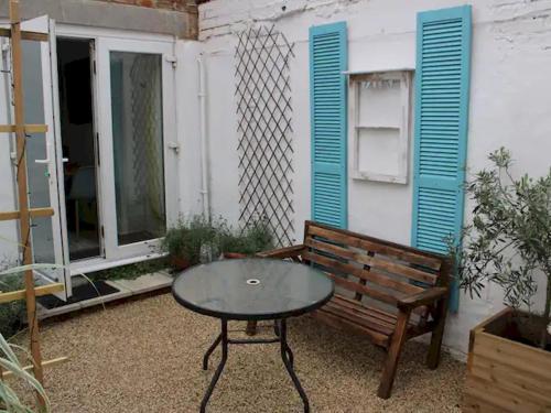 Pass the Keys Modern townhouse near the station, with courtyard gîte à louer Kings Lynn
