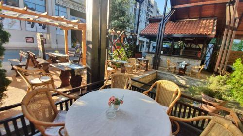 Hotel Villa Bora – Sunny Beach, WY