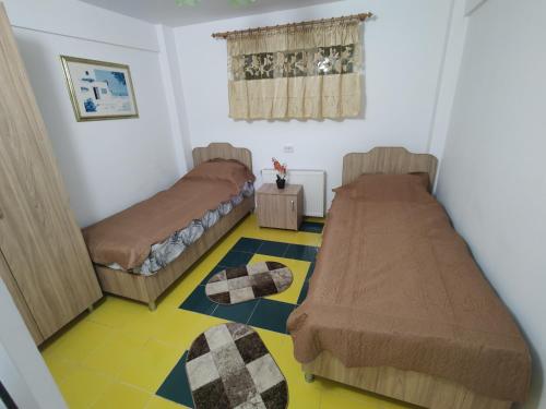 2 twin beds