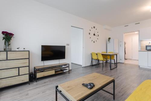 Yellow apartment with PARKING - image 10