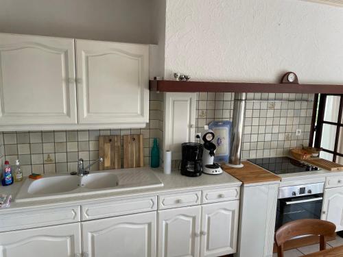 virtuve, Maison 6 personnes avec piscine privée (Maison 6 personnes avec piscine privee) in Saulchoy