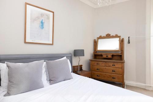 JOIVY Old Town 1-Bed Apartment with Stunning Views, Edinburgh (photo 6)