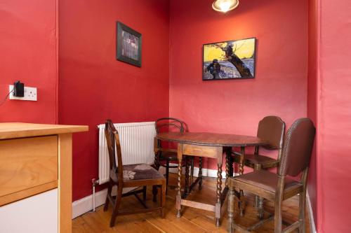 JOIVY Old Town 1-Bed Apartment with Stunning Views, Edinburgh (photo 10)