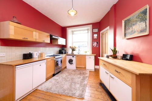 JOIVY Old Town 1-Bed Apartment with Stunning Views, Edinburgh (photo 4)
