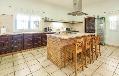  Amazing home in Lora del Rio with 5 Bedrooms, Outdoor swimming pool and Swimming pool in Lora del Río